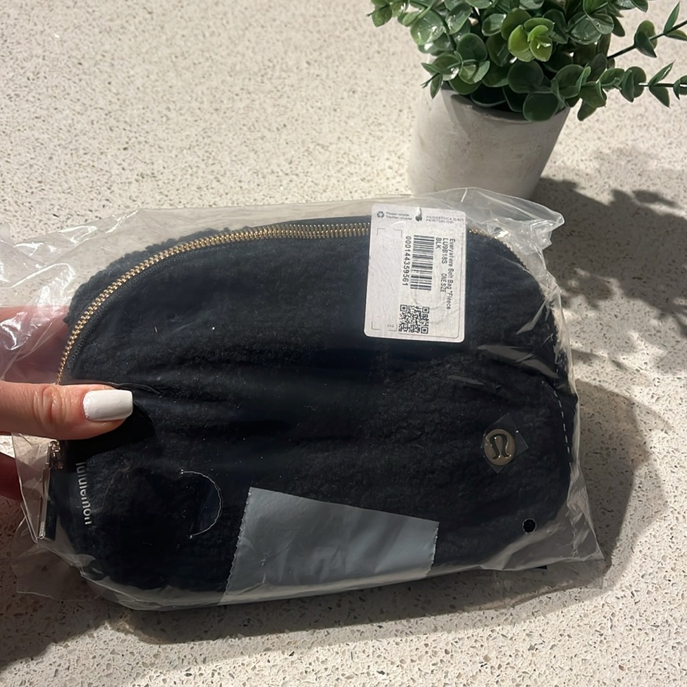 Lululemon Limited Edition Everywhere Belt Bag 1L *Fleece Black Sherpa - Picture 9 of 16